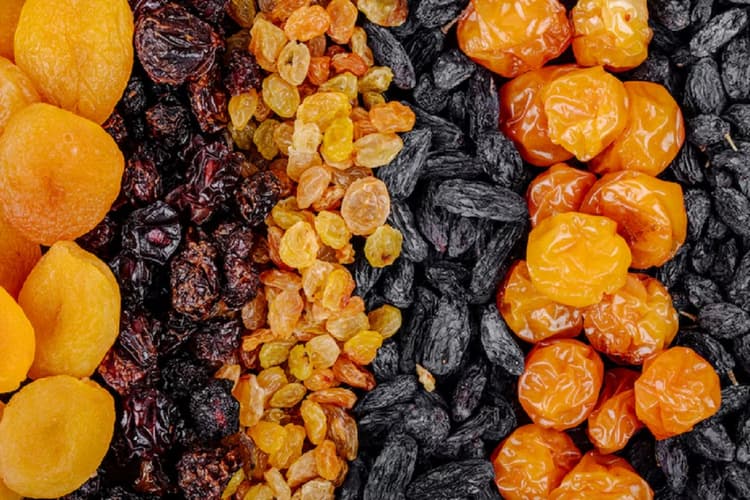 Benefits of Raisins: किशमिश के रंग बदलते हैं फायदे भी! जानिए कौन सी किशमिश कब और क्यों खाएं