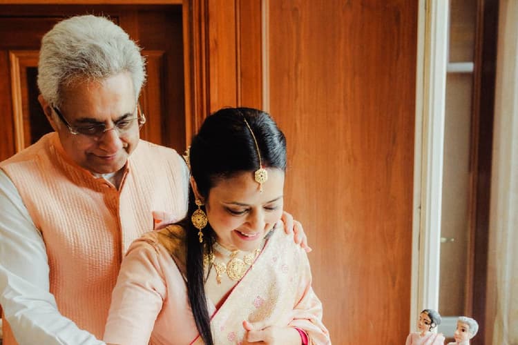 महुआ मोइत्रा से कितने साल बड़े हैं पिनाकी मिश्रा?