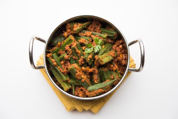 Bhindi Masala Recipe: बोरिंग खाने से हो गए हैं परेशान, तो ट्राइ करें ये मसाला भिंडी रेसिपी