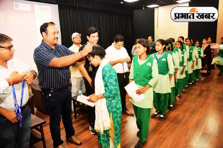 सरायकेला में प्रभात खबर प्रतिभा सम्मान समारोह, झमाझम बारिश में भी दिखा बच्चों का उत्साह