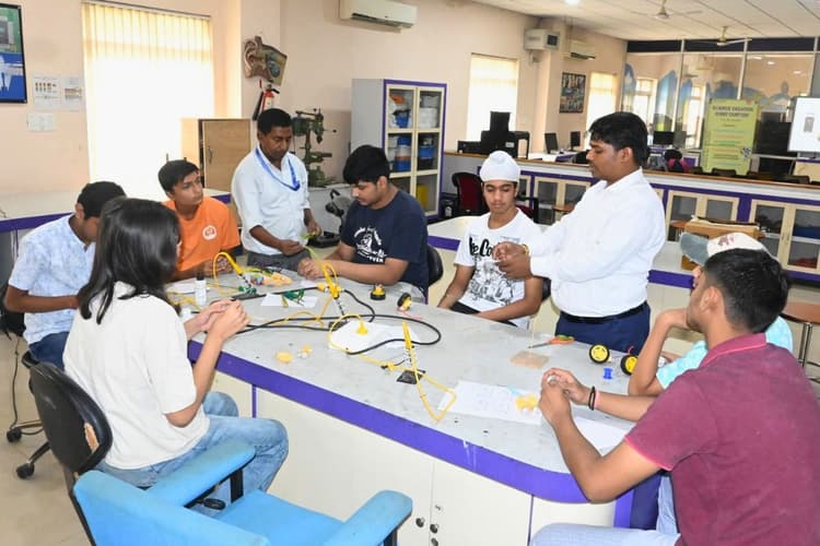 श्रीकृष्ण विज्ञान केंद्र में आफ्टर स्कूल वर्कशॉप शुरू, बच्चों ने सीखी बेसिक कोडिंग