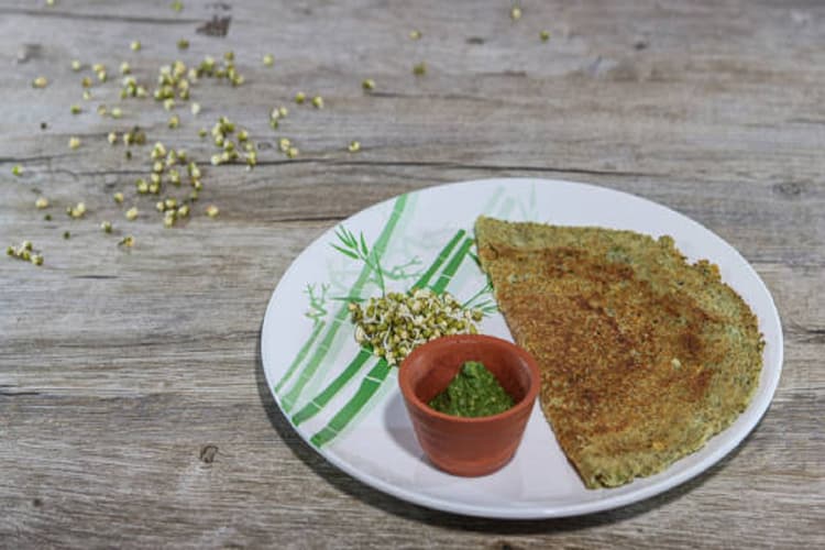 Suji Sprouts Chilla Recipe: सुबह मन हैं हेल्दी खाने का तो आज ही ट्राइ करें ये चीला रेसिपी