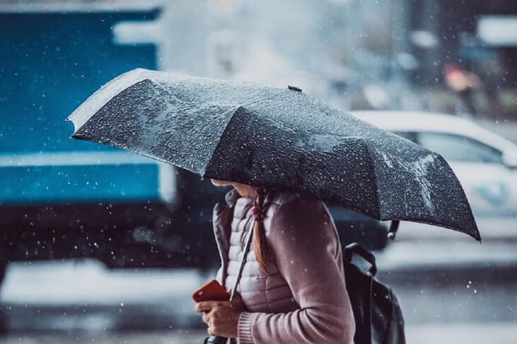 मानसून में बाहर निकलने से पहले इन बातों का जरूर रखें ध्यान, नहीं तो होगा बहुत बड़ा नुकसान