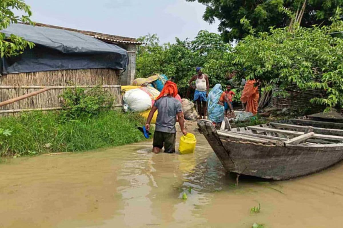 Bihar Flood: वैशाली के इस गांव में बाढ़ का खतरा, घर छोड़ने को मजबूर हो रहे लोग
