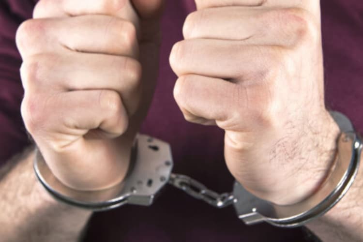 CBI Raid in Bihar: रक्सौल स्टेशन पर सीबीआई की छापेमारी, रिश्वत लेते दबोचे गए बुकिंग क्लर्क और अधीक्षक