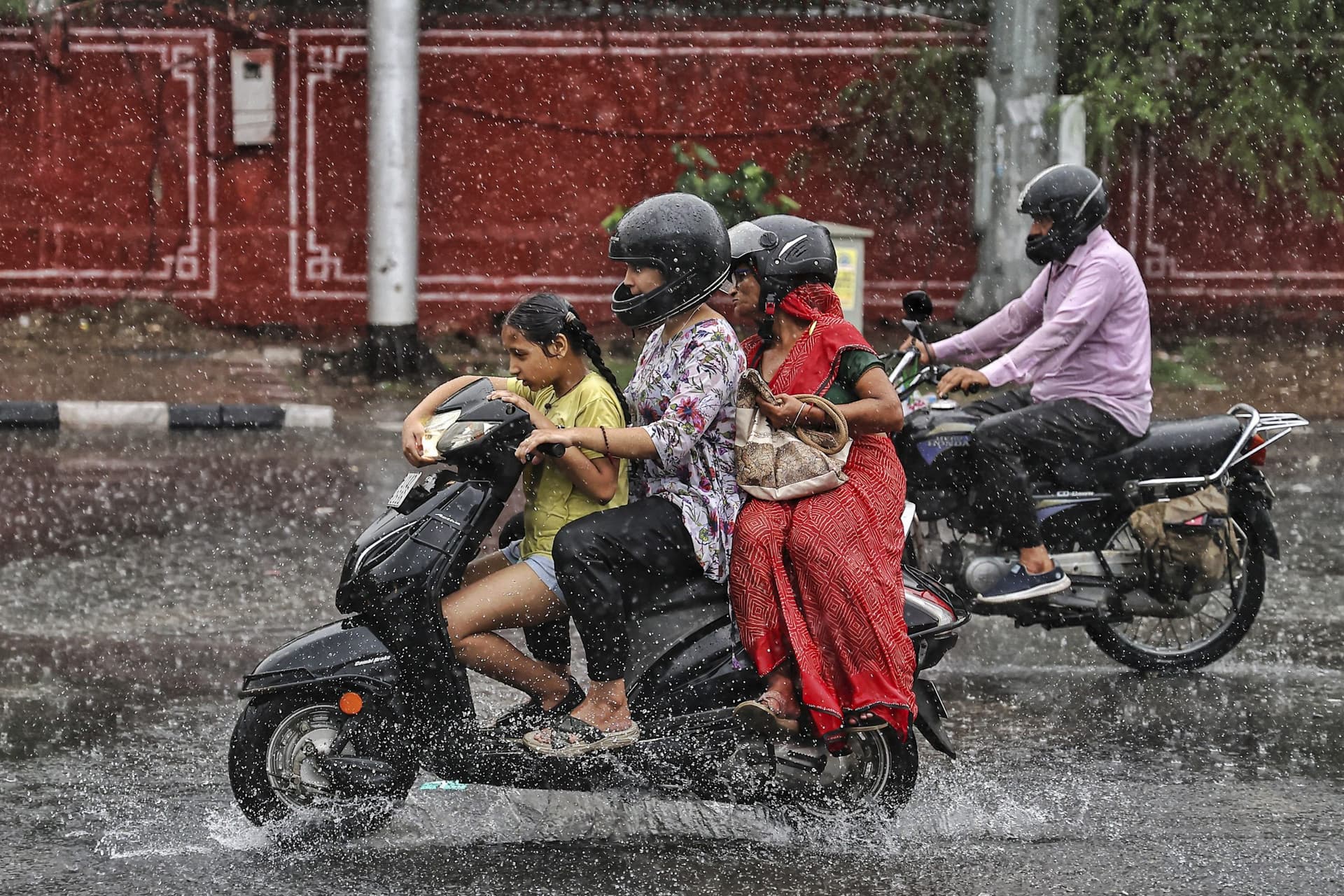 Bihar Weather: बिहार के कई जिलों में भारी बारिश का येलो अलर्ट, पटना में बरसेंगे बादल Bihar Weather: बिहार के कई जिलों में भारी बारिश का येलो अलर्ट, पटना में बरसेंगे बादल