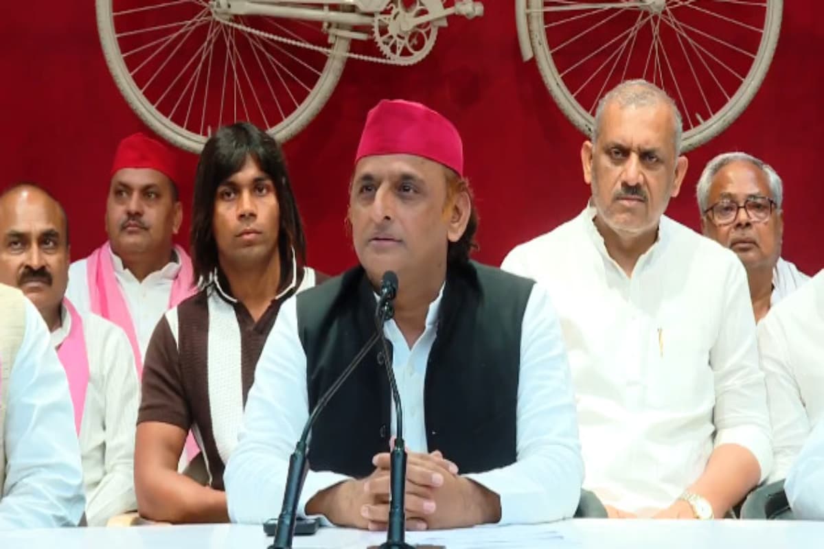 'राजनीति बड़ा खराब खेल...' भावुक हुए अखिलेश यादव