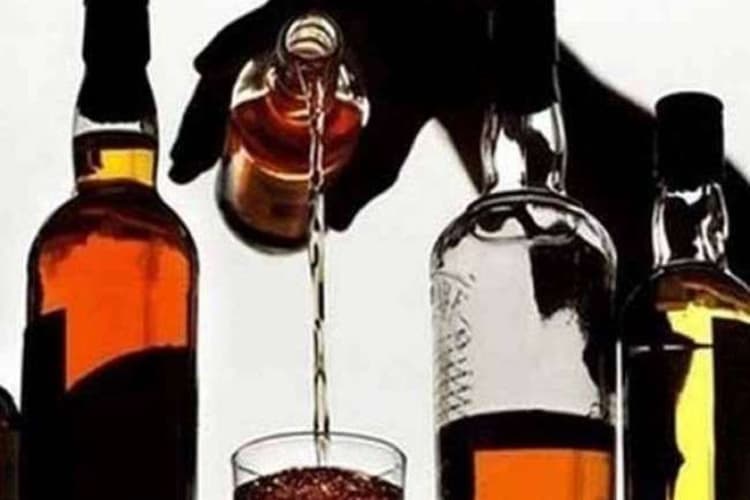 Bihar News: बिहार में स्प्रिट से बन रही थी विदेशी शराब, मुजफ्फरपुर में नकली ब्रांडेड दारू फैक्ट्री का हुआ पर्दाफाश