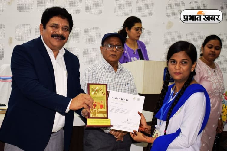 ‘मुख्यमंत्री सारथी योजना’ के तहत झारखंड के युवाओं को मिली नौकरी, JSDMS के निदेशक ने बांटा नियुक्ति पत्र