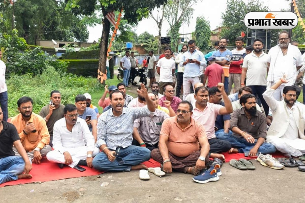 Bhurkunda News BJP MLA on Dharna for Release of Rajesh Sinha Bhurkunda News BJP MLA on Dharna for Release of Rajesh Sinha
