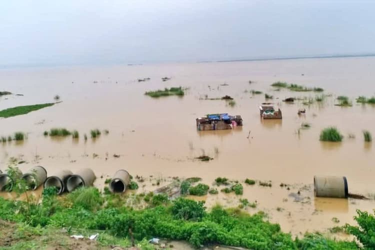 बिहार में बाढ़ का कहर, गंगा-कोसी और गंडक नदी उफान पर, मुख्यालय से टूटा कई गांवों का संपर्क