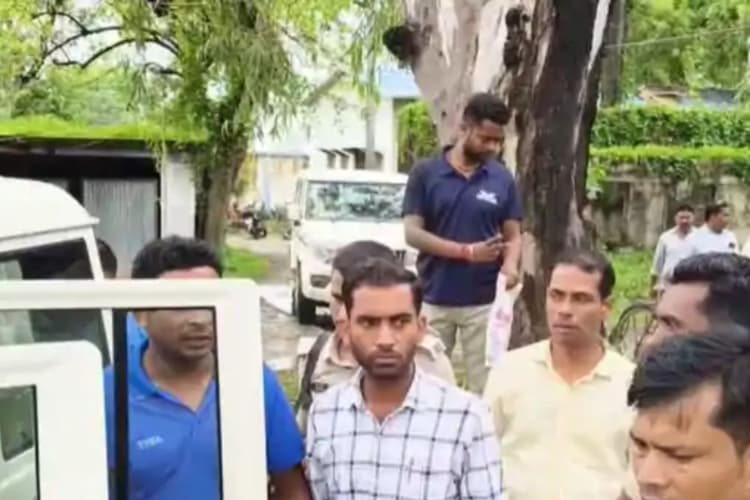 Bihar News: बिहार में जमीन के नाम पर राजस्व कर्मी मांग रहे थे रिश्वत, निगरानी विभाग ने रंगेहाथ धर दबोचा