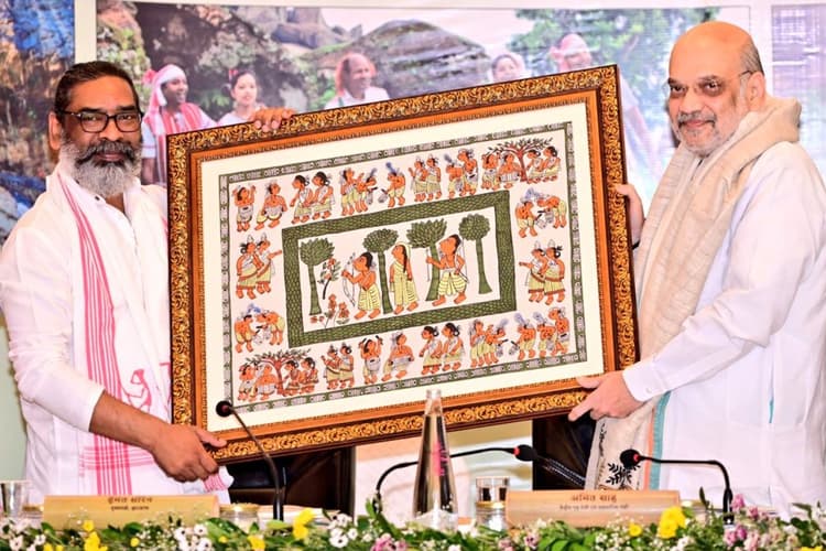 रांची में शुरू हुई पूर्वी क्षेत्रीय परिषद की बैठक, सीएम ने पेंटिंग देकर किया अमित शाह का स्वागत