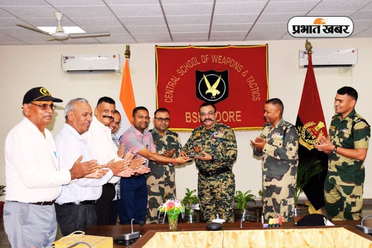 चाईबासा के कारोबारी रूंगटा ने बीएसएफ के शस्त्र संग्रहालय को दान में दी 1914 की दुर्लभ रिवॉल्वर