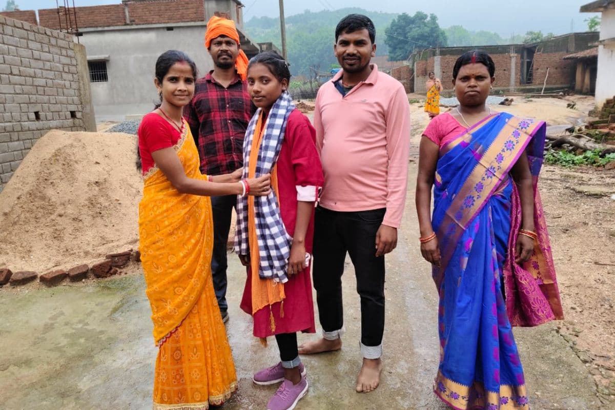 झारखंड के इस गांव में पहली आदिवासी बेटी हुई मैट्रिक पास, शिक्षक बन बदलना चाहती है गांव की तस्वीर