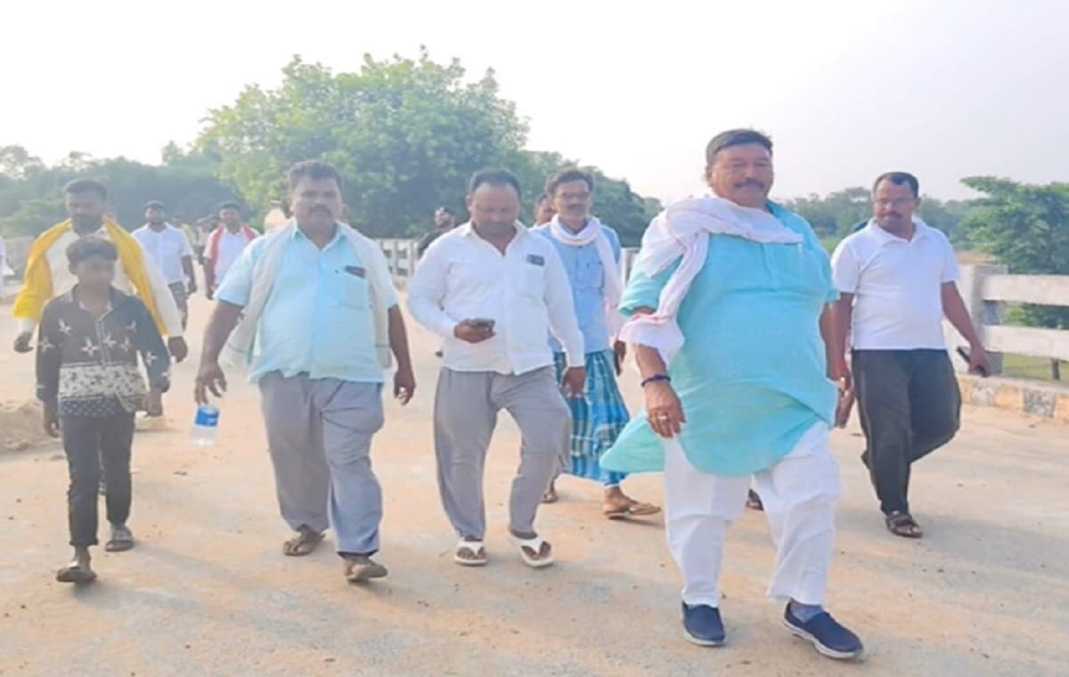 सिकटा विधानसभा में अपने पैसों से सड़कें बनवा रहे पूर्व मंत्री, निर्दलीय लड़ना चाहते हैं चुनाव