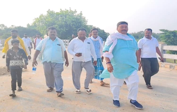 सिकटा विधानसभा में अपने पैसों से सड़कें बनवा रहे पूर्व मंत्री, निर्दलीय लड़ना चाहते हैं चुनाव