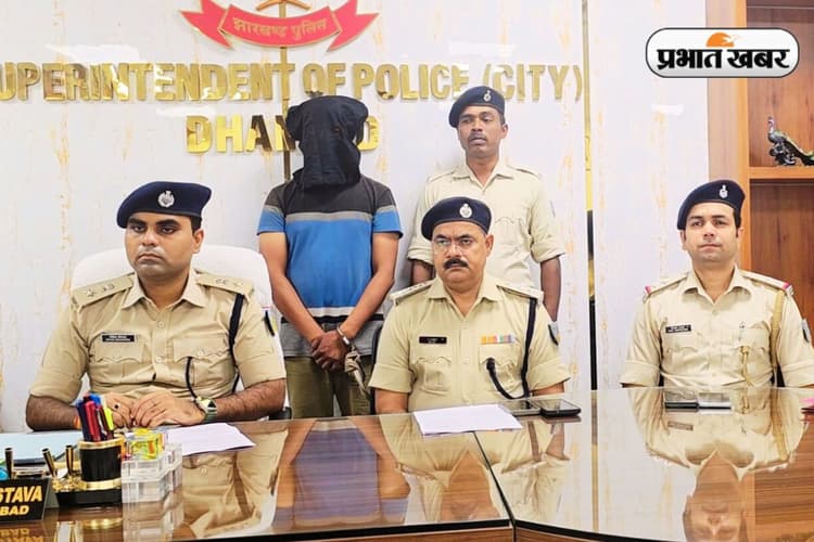 देवघर के आस्तिक गैंग का गुर्गा धनबाद में गिरफ्तार, पिस्टल और गोली बरामद