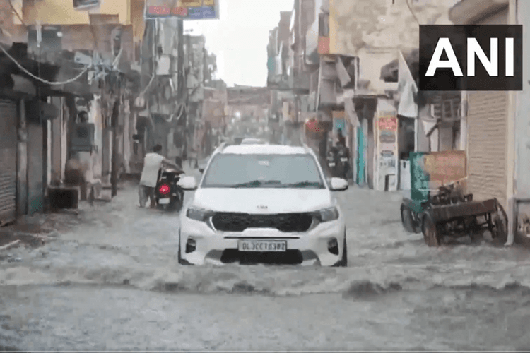 Delhi Weather: दिल्ली में भारी बारिश का रेड अलर्ट, एयरलाइन्स ने जारी की एडवाइजरी
