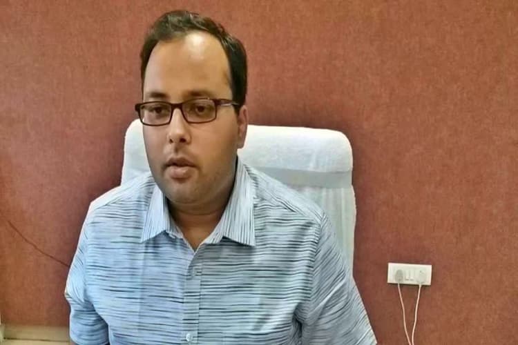 Gaya News: गया डीएम का बड़ा एक्शन, लापरवाही करने वाला क्लर्क सस्पेंड, कानूनगो के खिलाफ जांच का आदेश