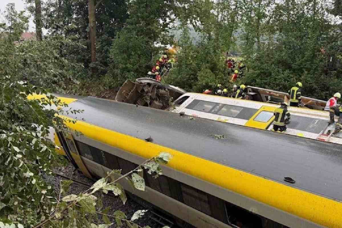 Train Accident : ट्रेन दुर्घटना के बाद मची चीख पुकार, डिब्बे जंगल में जाकर गिरे, देखें डरावना वीडियो