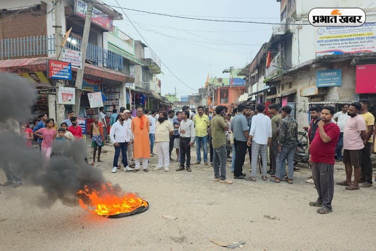 Gumla News: सिसई में पूजा करने पहुंची महिला ने तोड़ी मां दुर्गा की मूर्ति व शिवलिंग, भड़क उठे ग्रामीण