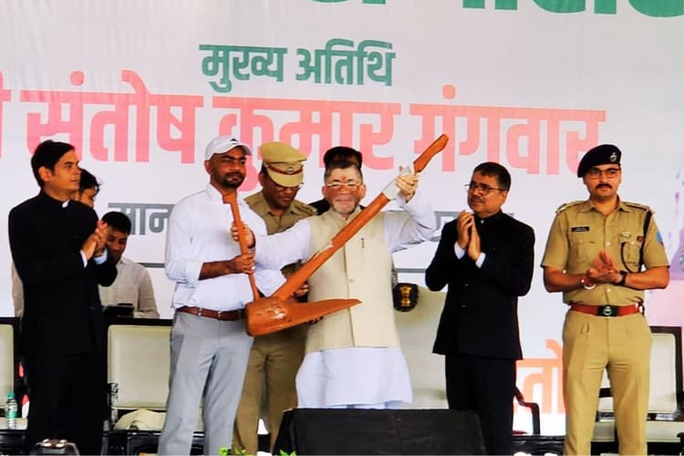 शिक्षा शेरनी का दूध है, जो जितना पियेगा उतना दहाड़ेगा, प्रतिभा सम्मान समारोह में बोले जयराम महतो