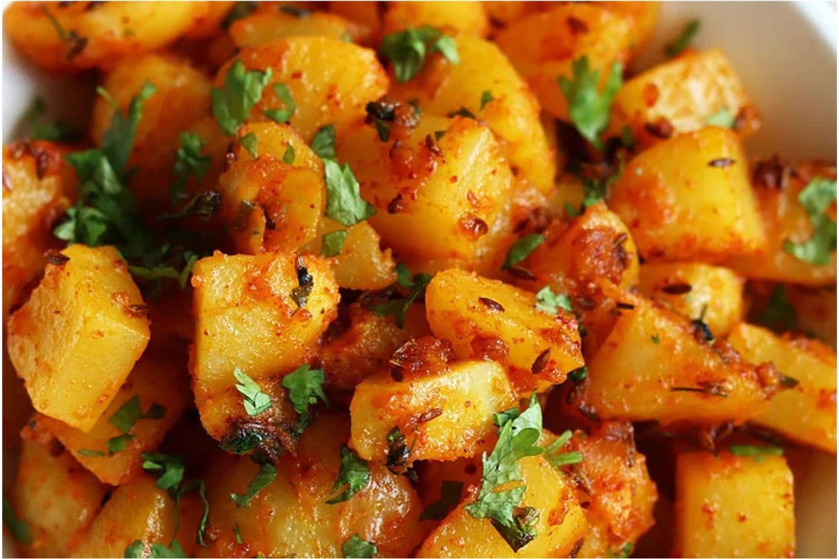 Jeera Aloo Recipe: पुराने आलू नया अंदाज, यह रेसिपी आपको कर देगी हैरान
