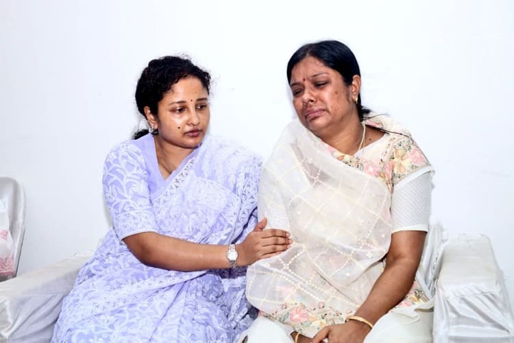 मंत्री योगेंद्र प्रसाद के छोटे भाई के श्राद्ध में पहुंची कल्पना सोरेन, दुखी परिवार को दिया सहारा