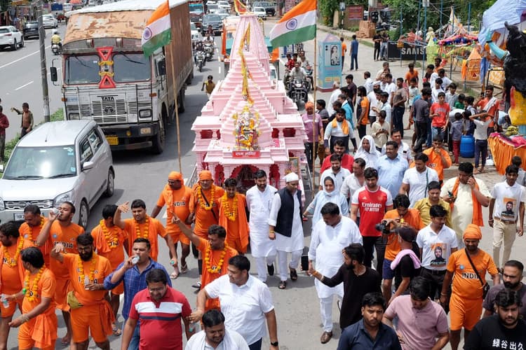 कांवड़ यात्रा के लिए पुलिस की नई गाइडलाइन, ओवरहाइट डीजे, त्रिशूल, लाठी पर प्रतिबंध