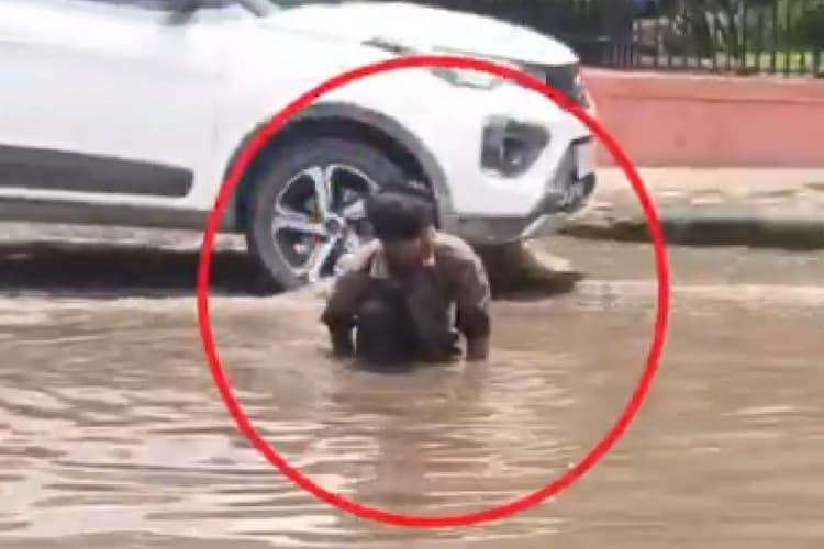 Viral Video : फोन खुले नाले में गिरा, ढूंढ़ने पर भी नहीं मिला, फूट फूटकर रोया शख्स
