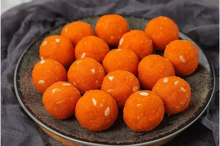 Motichoor Laddu Recipe: मिनटों में बनाएं हलवाई जैसे दानेदार और रसीले मोतीचूर लड्डू