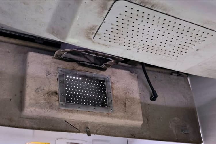 बरौनी से गोंदिया एक्सप्रेस में चलती ट्रेन में केबिन के भीतर एसी कवर टूट कर लटका