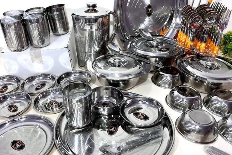 Kitchen Tips: भूलकर भी स्टील के बर्तनों में न रखे ये चीजें, वरना होगा बड़ा नुकसान