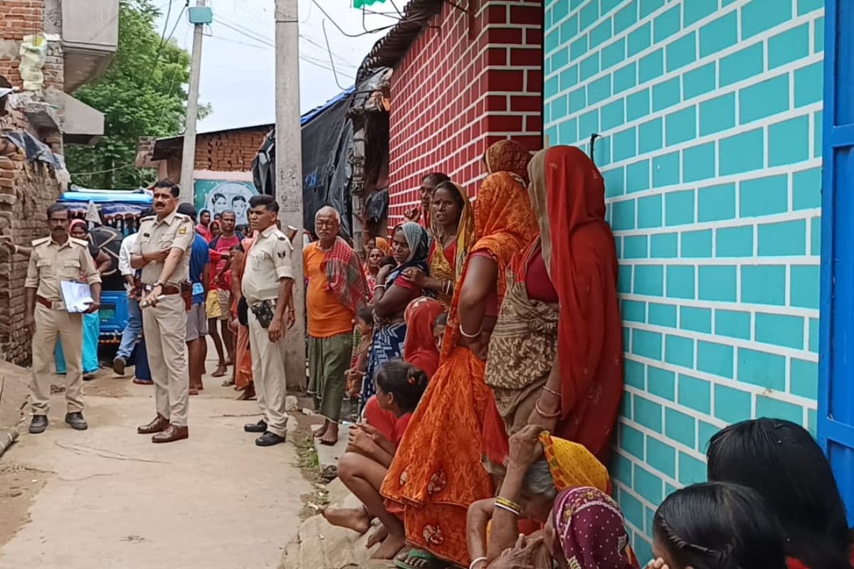 मृतका के घर के बाहर लगी भीड़