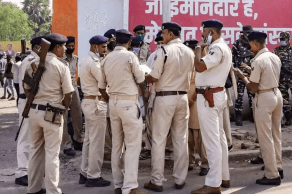 स्कूल में पुलिस की इंट्री से मचा हड़कंप, प्रिंसिपल मौके से हुआ फरार, मामला जानकर चौंक जाएंगे आप