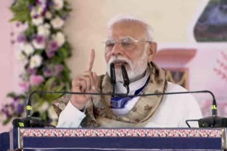 PM Modi in Bihar: 'लालटेन वाले नौकरी देने के बहाने जमीन लिखवाते थे', पीएम मोदी का लालू यादव पर करारा हमला