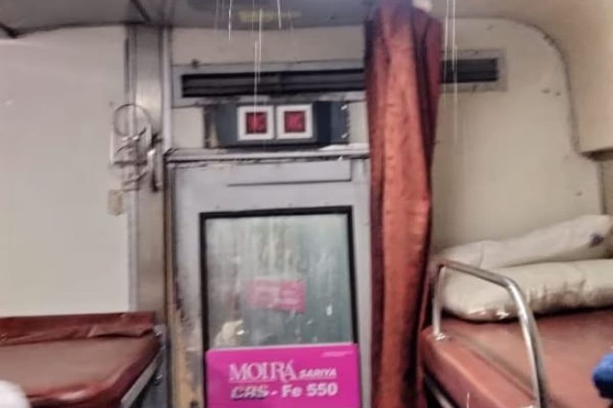 कोच के अंदर की फोटो