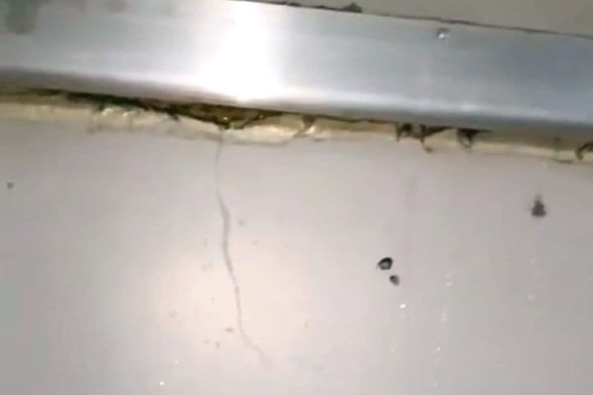 बर्थ पर गिरता पानी