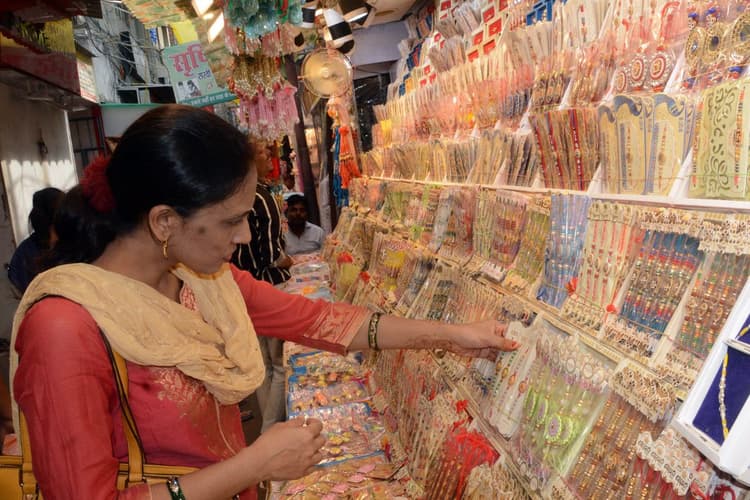 पटना में गुलजार हुआ राखी का बाजार, महिलाओं को पसंद आ रही जयपुरी और राजस्थानी डिजाइन की राखियां