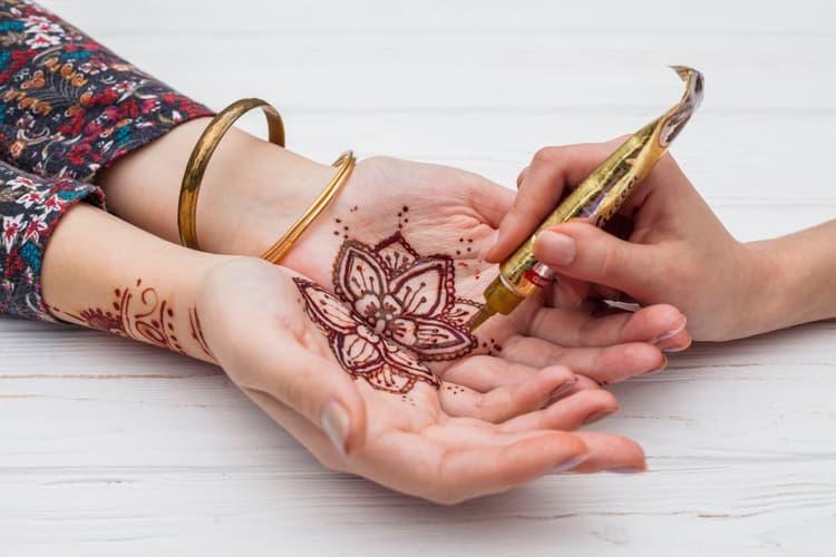सावन में इमोशन और एलीगेंस का जबरदस्त कॉम्बिनेशन की ये 5 ट्रेंडी मेहंदी डिजाइन कहती है अलग कहानी