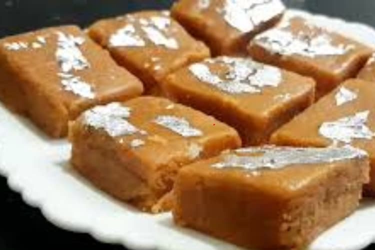 नाम सुनते ही आएगी हंसी लेकिन स्वाद लेते ही कहेंगे- वाह! सावन में घर पर ऐसे बनाएं बनारस की 'पलंगतोड़ मिठाई'