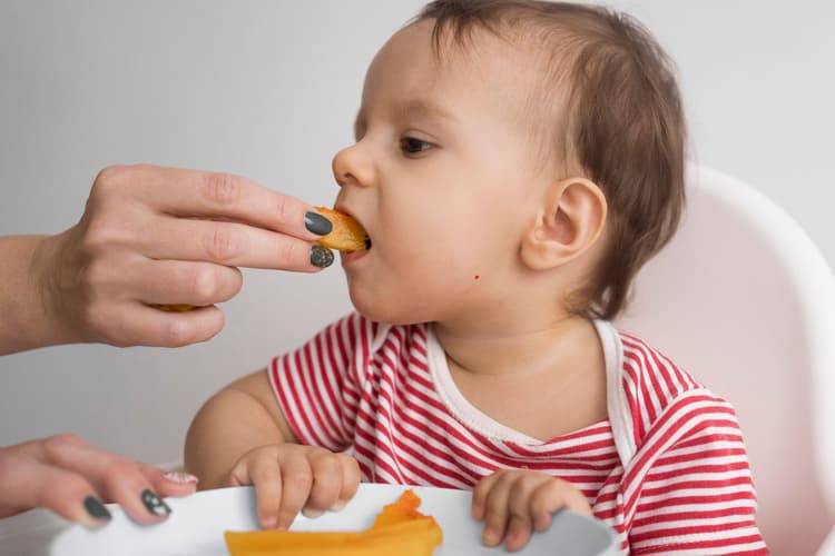 1 साल से अधिक का हो गया है बच्चा, लेकिन खाना खाने में करता है नखरा तो अपनाएं ये स्मार्ट ट्रिक्स