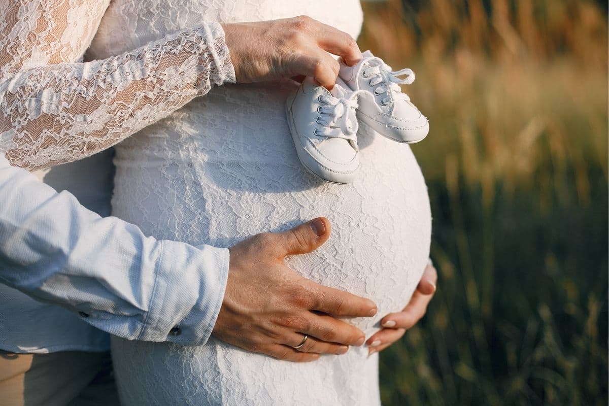 बच्चा पैदा करो, लाखों का इनाम पाओ, नाबालिग लड़कियों को भी गर्भवती होने की छूट