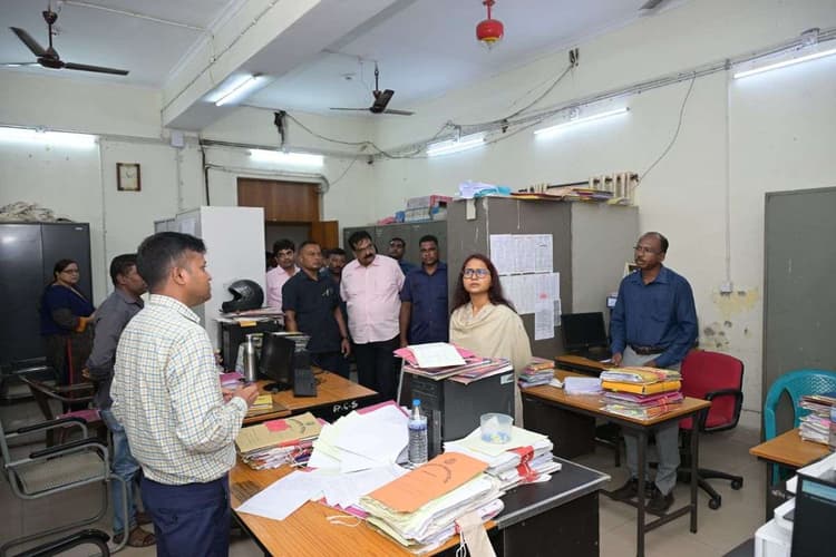 एक्शन में झारखंड की मंत्री शिल्पी नेहा तिर्की, औचक निरीक्षण करने पहुंचीं नेपाल हाउस, शोकॉज का निर्देश