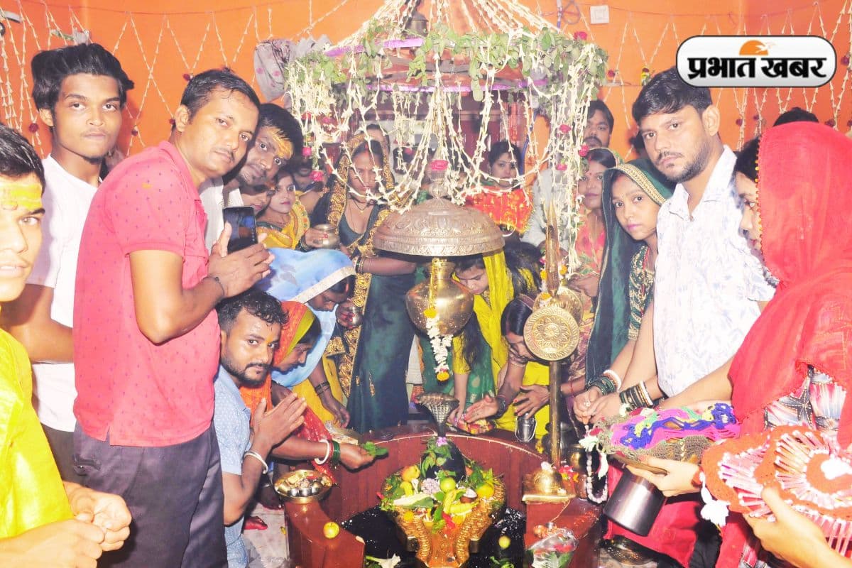 भोलेनाथ का हुआ जलाभिषेक, ॐ नम: शिवाय से गूंजे शहर के शिवालय