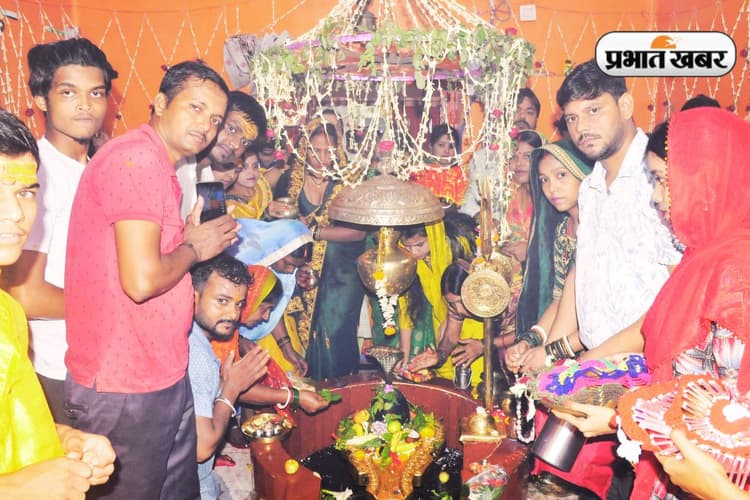 भोलेनाथ का हुआ जलाभिषेक, ॐ नम: शिवाय से गूंजे शहर के शिवालय