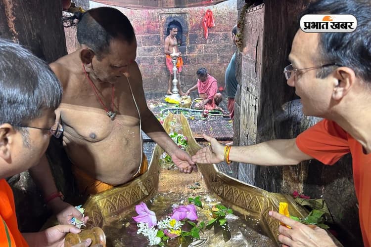 Shravani Mela: बाबा धाम में उमड़ा जन सैलाब, शीघ्र दर्शनम का टिकट दर हुआ दोगुना, वीआईपी पूजा पर रोक