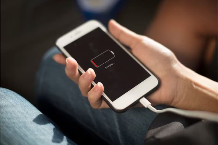 स्मार्टफोन हाथ में लेते ही 'फुर्र' हो जाती है बैटरी? जान लें ये 5 असरदार टिप्स वरना दिन भर सॉकेट ढूंढते रह जाएंगे
