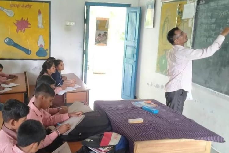 Bihar Teacher: बिहार के इन शिक्षकों को मिली बड़ी राहत, अटेंडेंस बनाने के लिए स्कूल आने की जरूरत नहीं, जानिए पूरा आदेश